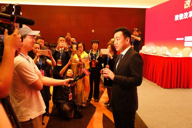 “致敬改革开放40年,推进农业农村现代化”研讨会聚焦农业品牌发展(图5) 农创品牌运营股份有限公司总裁崔文杰接收媒体采访