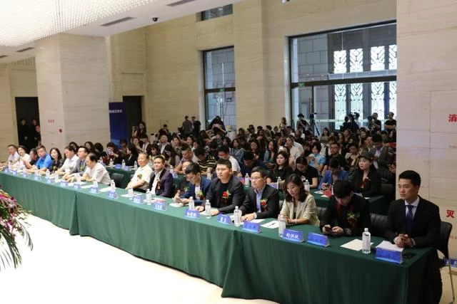 规范行业秩序,促进行业发展——中国电子商务协会微商创业发展研究院在京成立(图1) 微商创业发展研究院成立现场照片