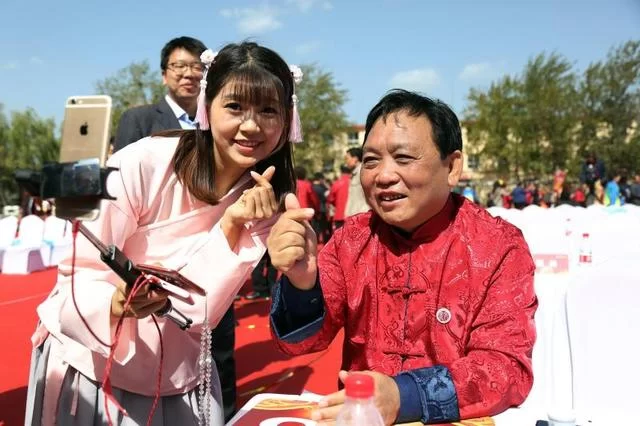 数家蓝V集体示爱，线上吸睛无数