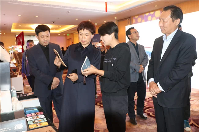 2018“魅力水城·绿色迁安”(北京)投资环境说明会隆重召开(图10) 领导嘉宾参观轩小辕IP产品