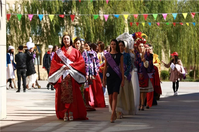 2018环球旅游小姐世界总决赛入城仪式在宁夏中卫市举行(图2) 2018环球旅游小姐世界总决赛入城仪式在宁夏中卫市举行