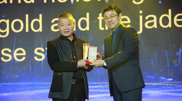 相伯居创始人、中国工艺美术大师杨根连先生上台领取金奖