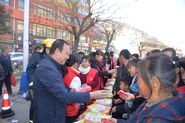 陕西清涧:2018年度“119消防宣传月”正式启动(图4) 发放资料