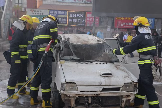 陕西清涧:2018年度“119消防宣传月”正式启动(图3) 消防演示