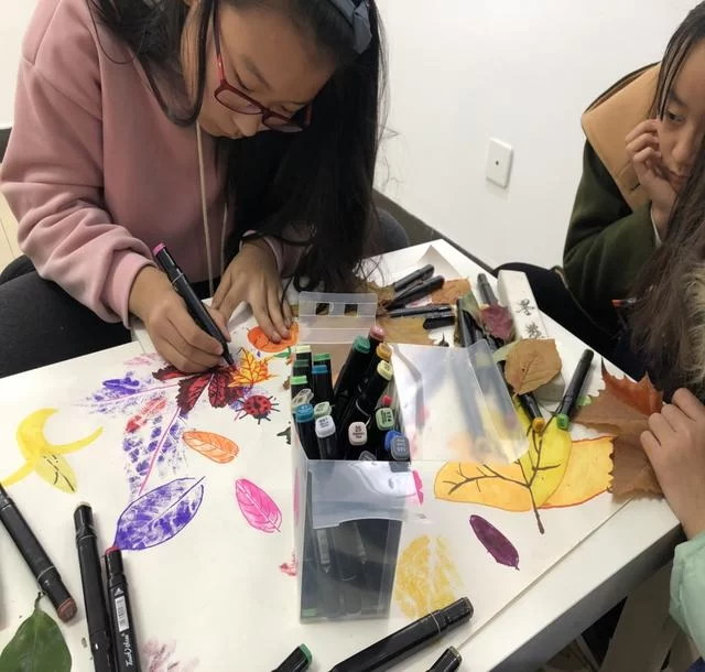 "小小艺术家·张书畅作品展"在北京冉青艺术空间开幕(图2) 张书畅在画秋叶