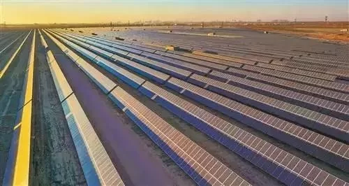 陕西榆林:经济结构“大调整”迎来“大发展”(图4) 定边太阳能发电项目