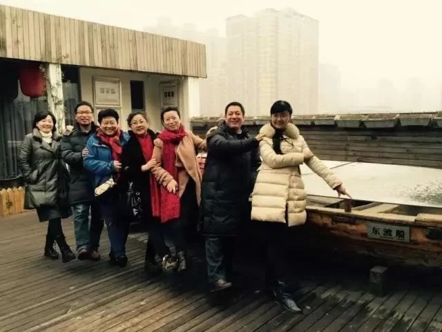 红孩《东渡东渡》获东方文艺奖(图1) 红孩(右二)和文友在东渡船旁合影