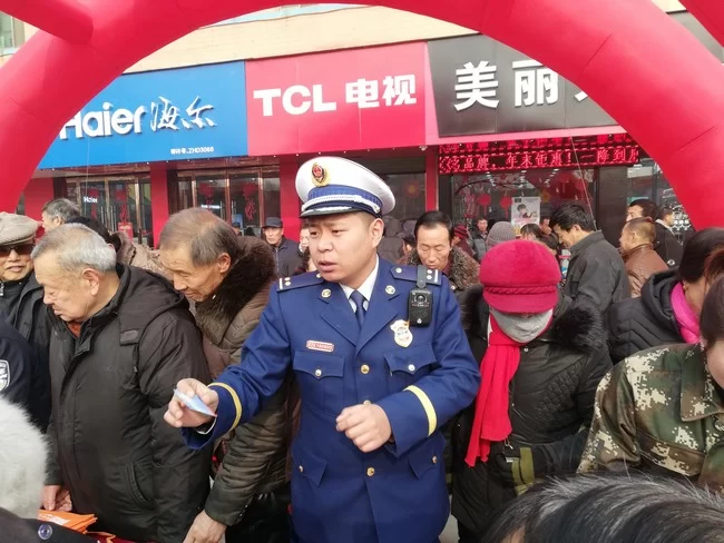 陕西米脂消防大队借“110宣传活动”契机,大力开展消防宣传活动(图2) 陕西米脂消防大队借“110宣传活动”契机,大力开展消防宣传活动