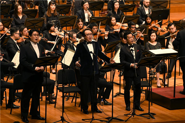 歌唱家（左起）沈洋、刘嵩虎、石倚洁共同演唱《铸剑》