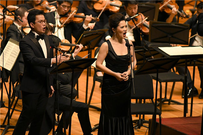 歌唱家（左起）石倚洁、宋元明共同演唱《两地书》