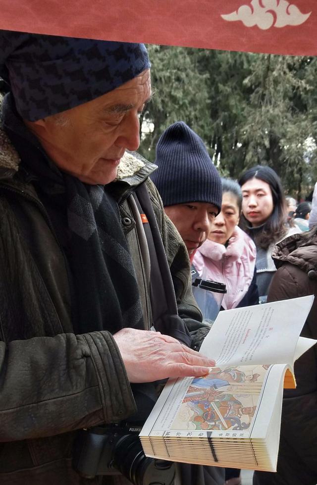 小人书 大世界——原创故事连环画在地坛展现中华文化力量(图5) 小人书 大世界——原创故事连环画在地坛展现中华文化力量