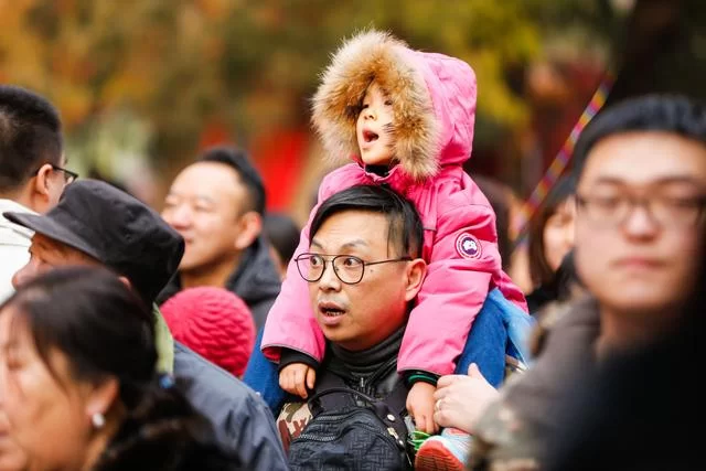 国礼唐娃娃来袭 萌翻地坛众游客(图1) 国礼唐娃娃来袭 萌翻地坛众游客