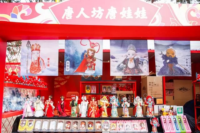 国礼唐娃娃来袭 萌翻地坛众游客(图2) 国礼唐娃娃来袭 萌翻地坛众游客