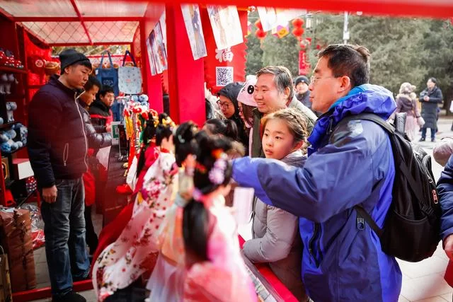 国礼唐娃娃来袭 萌翻地坛众游客(图5) 国礼唐娃娃来袭 萌翻地坛众游客