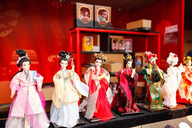 国礼唐娃娃来袭 萌翻地坛众游客(图3) 国礼唐娃娃来袭 萌翻地坛众游客