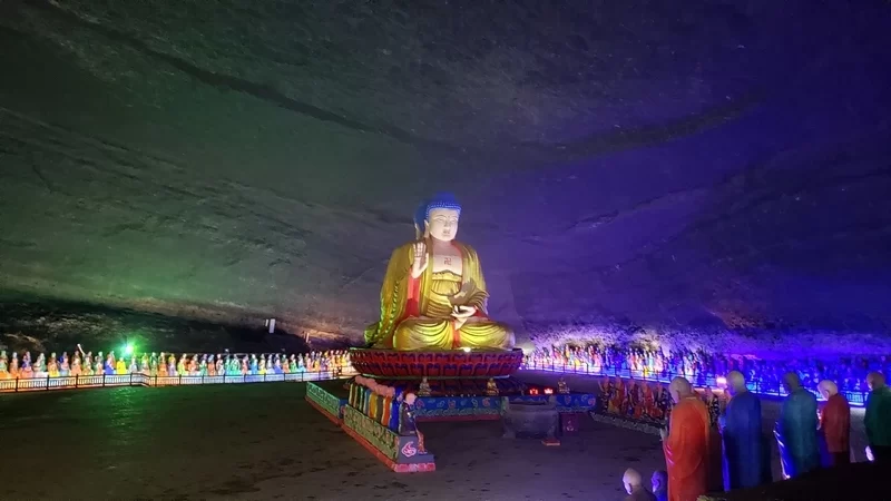 重庆金佛寺和书法家单成武共同举办文化传承活动祈福盛世新景(图3) 宏伟壮观的古佛洞一角