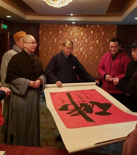 重庆金佛寺和书法家单成武共同举办文化传承活动祈福盛世新景(图5) 展示“佛”字联国家专利和版权书法