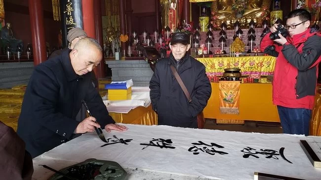 重庆金佛寺和书法家单成武共同举办文化传承活动祈福盛世新景(图7) 单成武老师现场书写书法作品