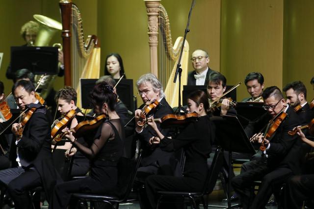青岛海洋国际音乐季＂东唱西和＂ 交响音乐会成功上演(图9)