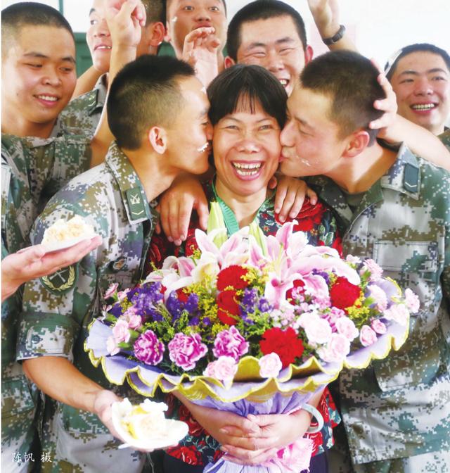黄莲开：把爱洒在军营的＂兵妈妈＂(图8)