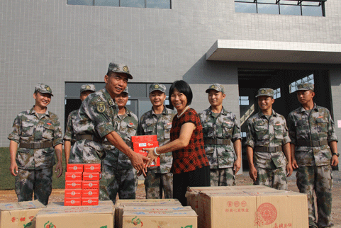 黄莲开：把爱洒在军营的＂兵妈妈＂(图6)