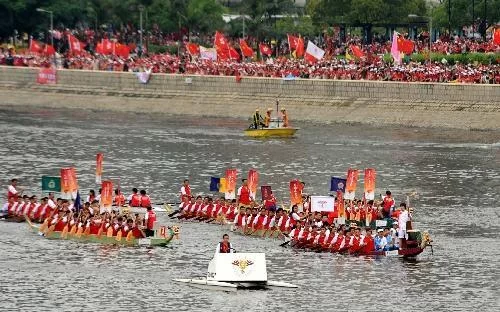 东莞的"妈妈龙舟队"登上世界冠军领奖台(图2) 东莞的"妈妈龙舟队"登上世界冠军领奖台(图2)