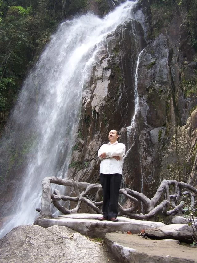 行笔遒劲似游龙——何健华书法作品欣赏(图1) 行笔遒劲似游龙——何健华书法作品欣赏(图1)