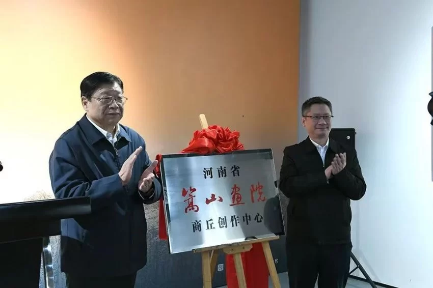 “移山——孟新宇油画作品展”在商丘工学院美术馆举行(图12) “移山——孟新宇油画作品展”在商丘工学院美术馆举行(图12)