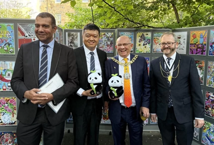 2025“熊猫杯”青少年美育文创大展·英国站在爱丁堡艺术节举行(图1) 2025“熊猫杯”青少年美育文创大展·英国站在爱丁堡艺术节举行(图1)