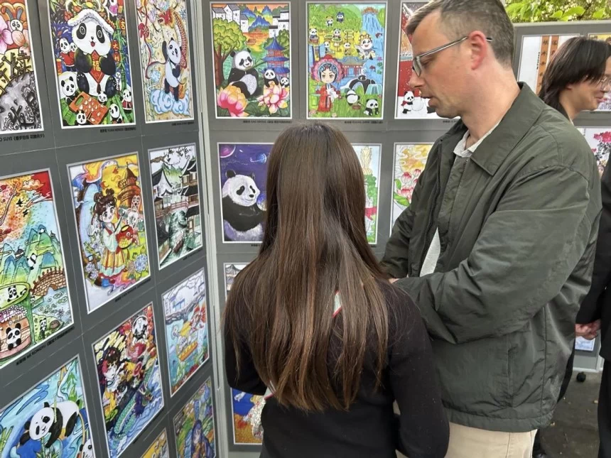 2025“熊猫杯”青少年美育文创大展·英国站在爱丁堡艺术节举行(图3) 2025“熊猫杯”青少年美育文创大展·英国站在爱丁堡艺术节举行(图3)