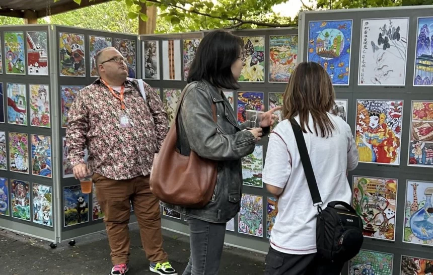 2025“熊猫杯”青少年美育文创大展·英国站在爱丁堡艺术节举行(图4) 2025“熊猫杯”青少年美育文创大展·英国站在爱丁堡艺术节举行(图4)