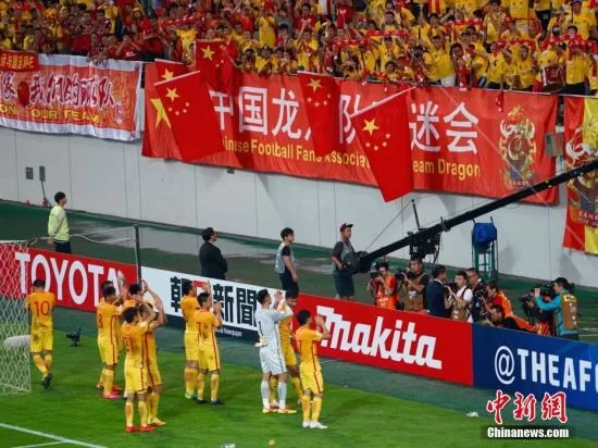 韩国当地时间9月1日20时,2018年俄罗斯世界杯预选赛亚洲区12强赛展开争夺,中国队首战客场2-3惜败韩国。图为赛后中国队球员向现场中国球迷致谢。<a target='_blank'  data-cke-saved-href='http://www.chinanews.com/' href='http://www.chinanews.com/'>中新社</a>记者 吴旭 摄 点击进入下一页