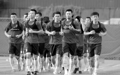 众国脚对阵伊朗前表情严肃少笑容 高洪波力争胜(图1) 点击进入下一页