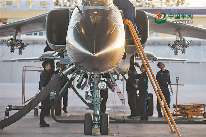 看女飞行员与“飞豹”决战云海(图)(图2)