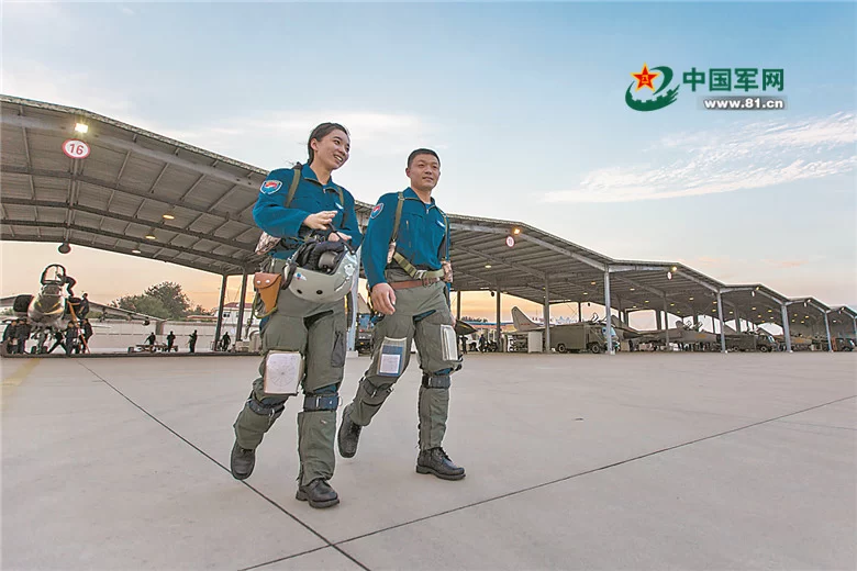 看女飞行员与“飞豹”决战云海(图)(图4)