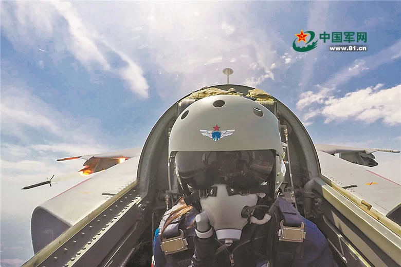 看女飞行员与“飞豹”决战云海(图)(图3)