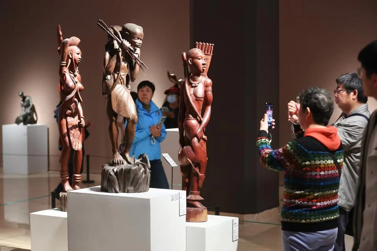 “文明互鉴·木载万象——中国美术馆藏非洲木雕展”开幕